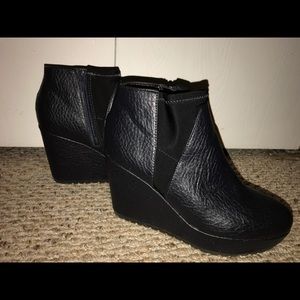 NWOT Vera Wang Wedges